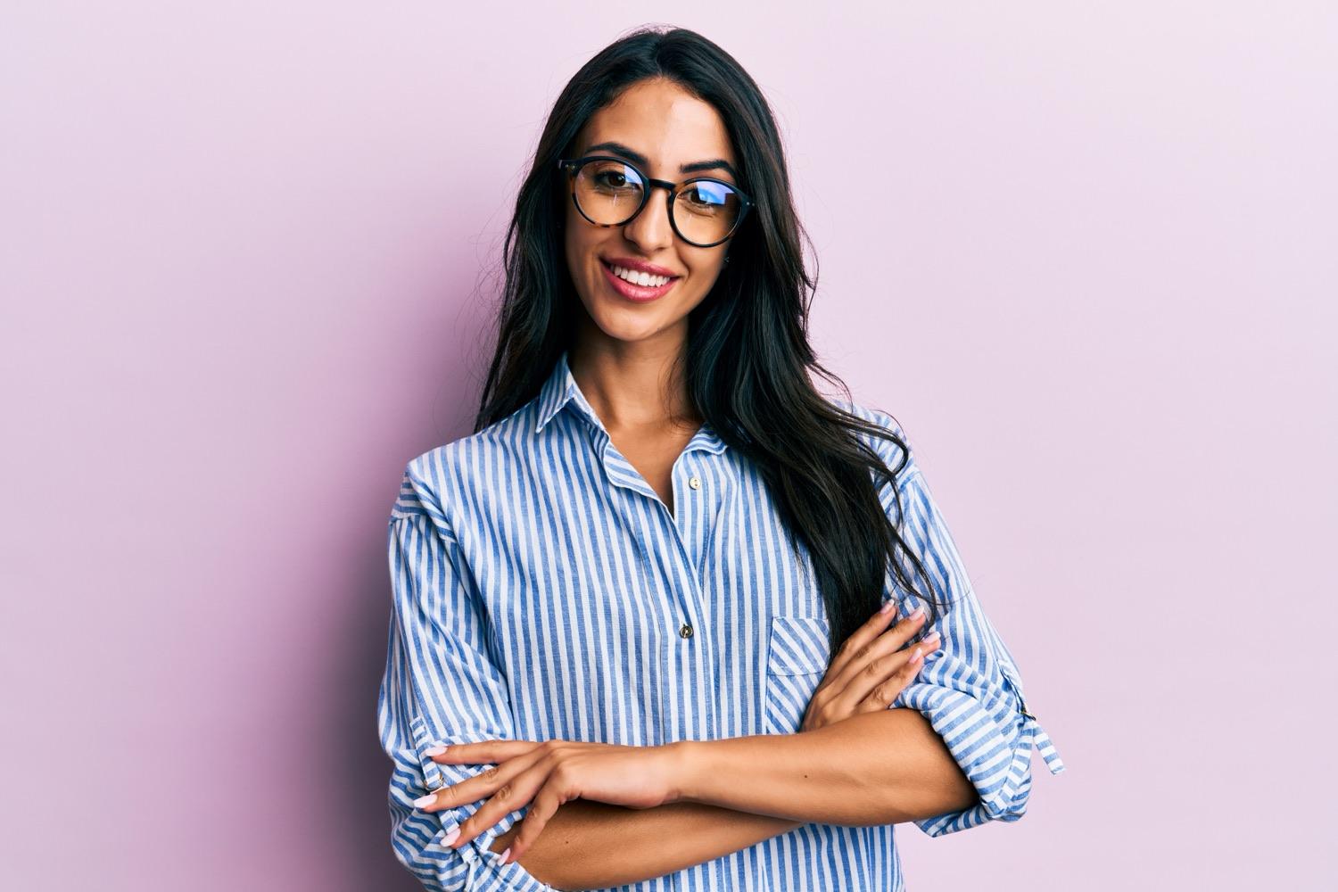 Mulher de camisa listrada com óculos de grau